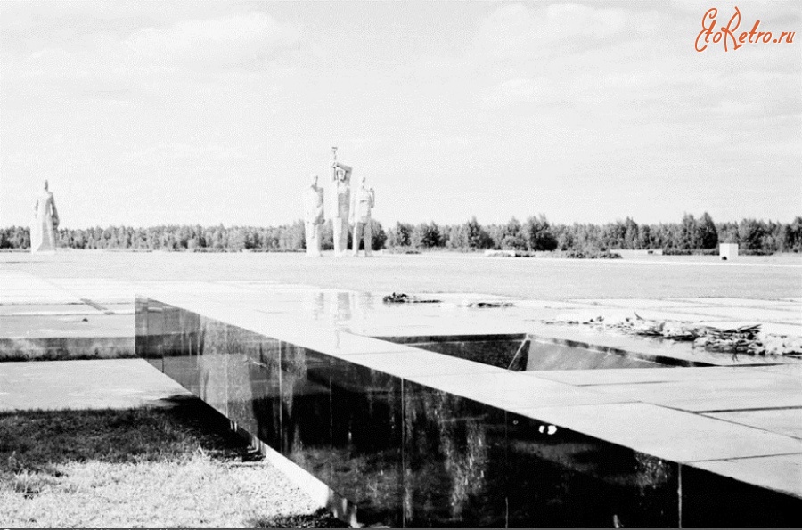 Латвия - Мемориал «Саласпилс». Цветы в память о погибших