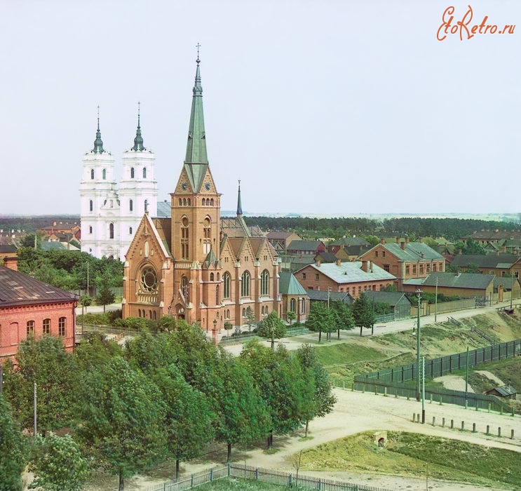 Латвия - Двинск. Лютеранская кирха (на переднем плане) и католический костел.