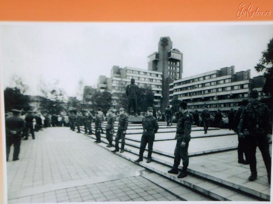 Литва - Клайпеда, пл. Ленина.  Памятник оцеплен советскими солдатами