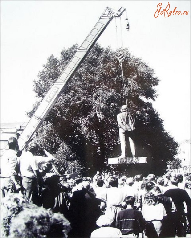 Литва - Клайпеда. Демонтаж памятника Ленину на площади Победы  (Атгимиму)