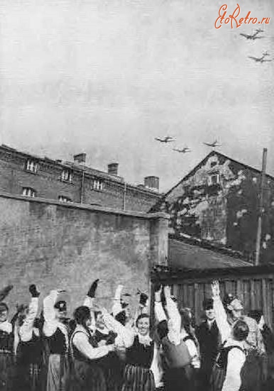 Литва - Клайпеда (Мемель). Девушки приветствуют германские самолёты.
