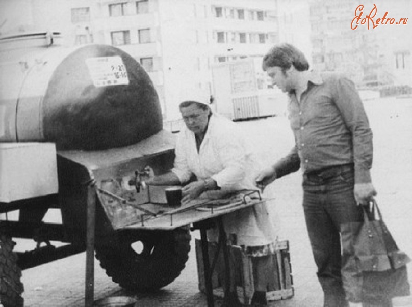 Литва - Клайпеда 1985  Продажа кваса на улице из бочки.