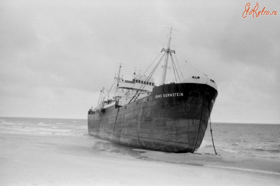 Литва - Клайпеда. Судно штормом выбросило на пляж. 1969 г.
