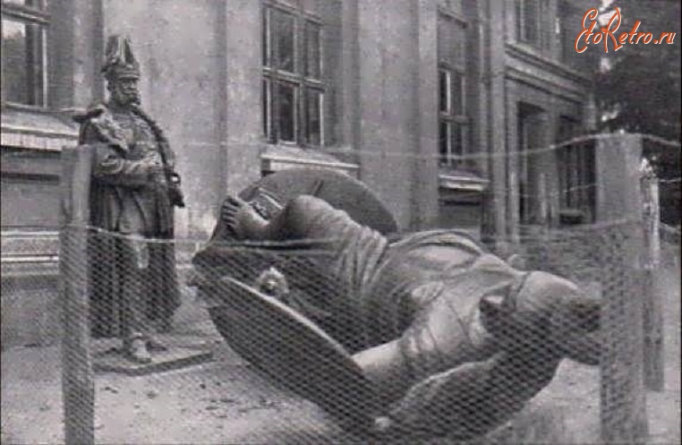 Литва - Демонтированные памятники Кайзера Вильгельма и Боруссии во дворе дома за оградой. 1923 г.