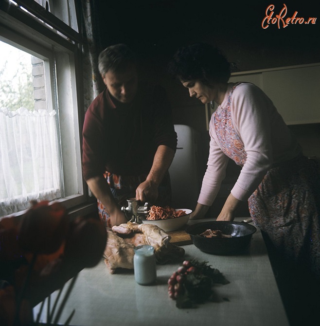 Литва - Советский боксер Альгирдас Шоцикас помогает жене готовить,