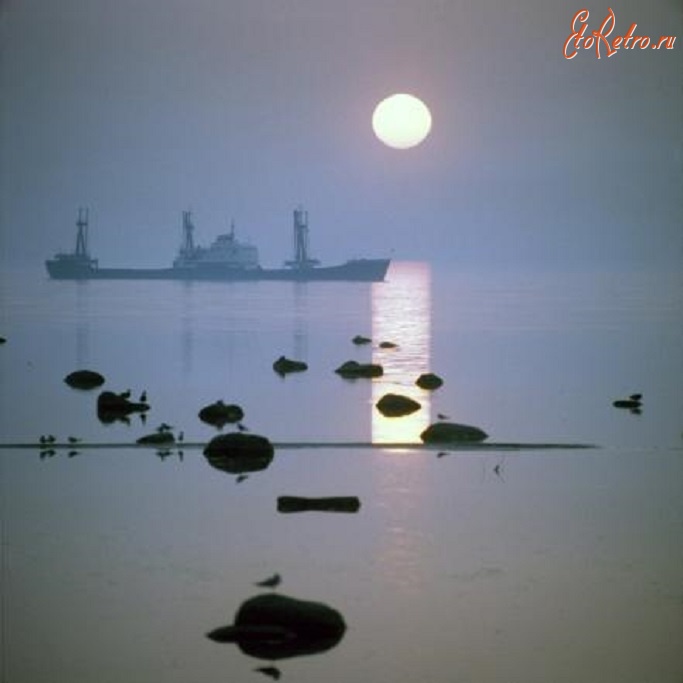 Эстония - Рыболовное судно на рейде. 1982.