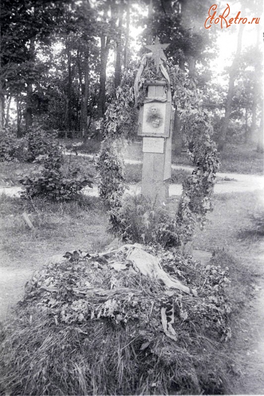 Эстония - Памятник на могиле генерал-майора Потапова П.А., погибшего 24 августа 1944 года в боях за г. Тарту