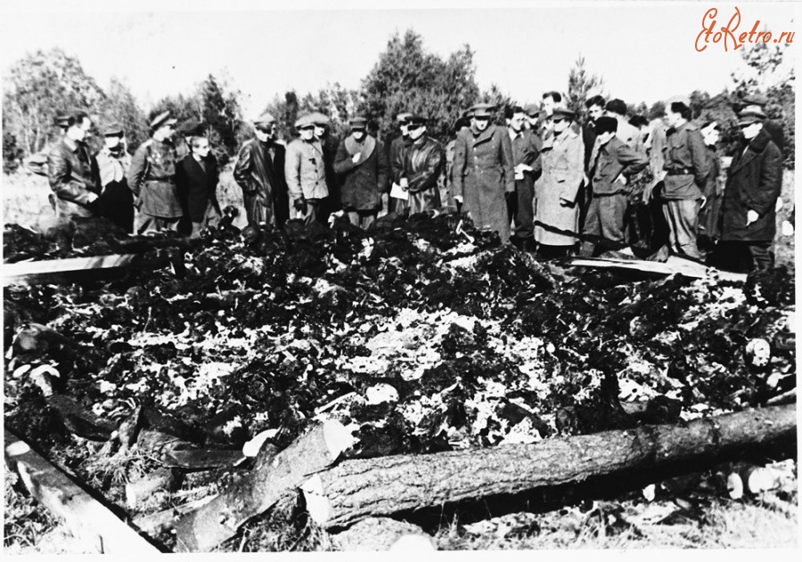 Эстония - Советские должностные лица расследуют чудовищное преступление, совершённое в концлагере Клоога 19 сентября 1944 года.