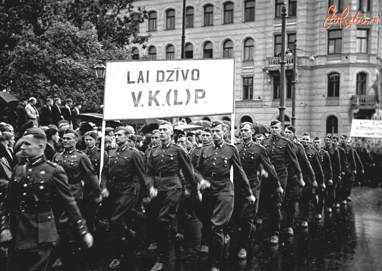 Рига - Колонна солдат Латышской Народной Армии на демонстрации, посвященной принятию Латвии в состав СССР