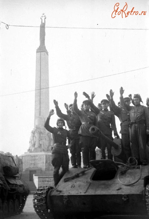 Рига - Советские танкисты приветствуют с танков жителей одной из улиц Риги