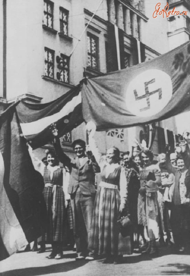 Рига - Жители Риги приветствуют гитлеровские войска. Латвия, 1941 г.