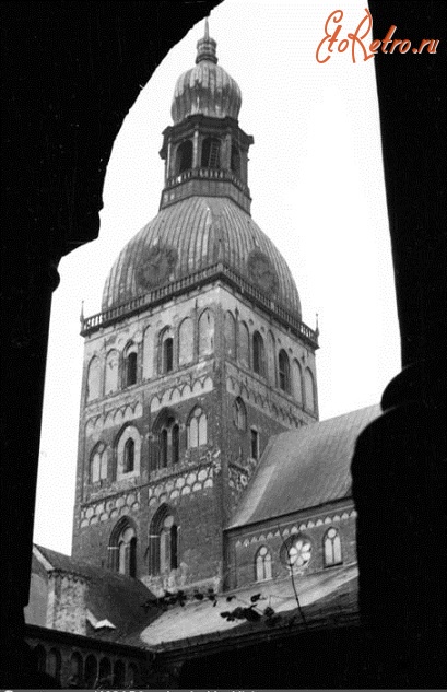 Рига - Башня Домского собора из под арки внутренней галереи