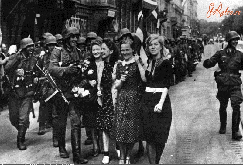 Рига - Рижанки встречают немецких солдат 1 июля 1941 г
