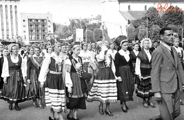 Таллин - Группа демонстрантов в национальных костюмах во время демонстрации,