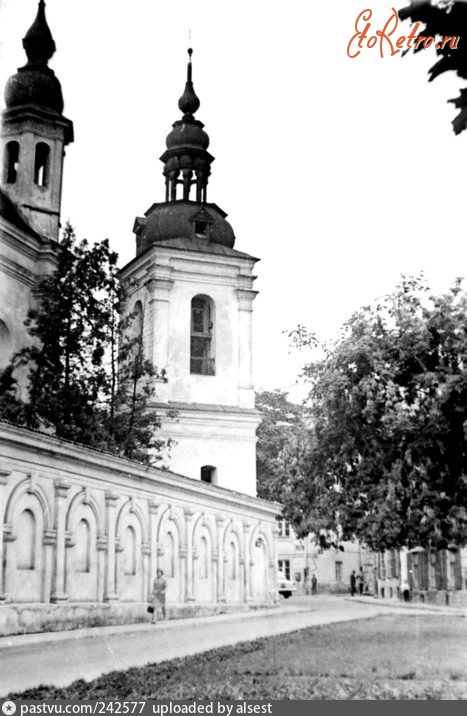 Вильнюс - Стена и колокольня костела Св. Архангела Михаила