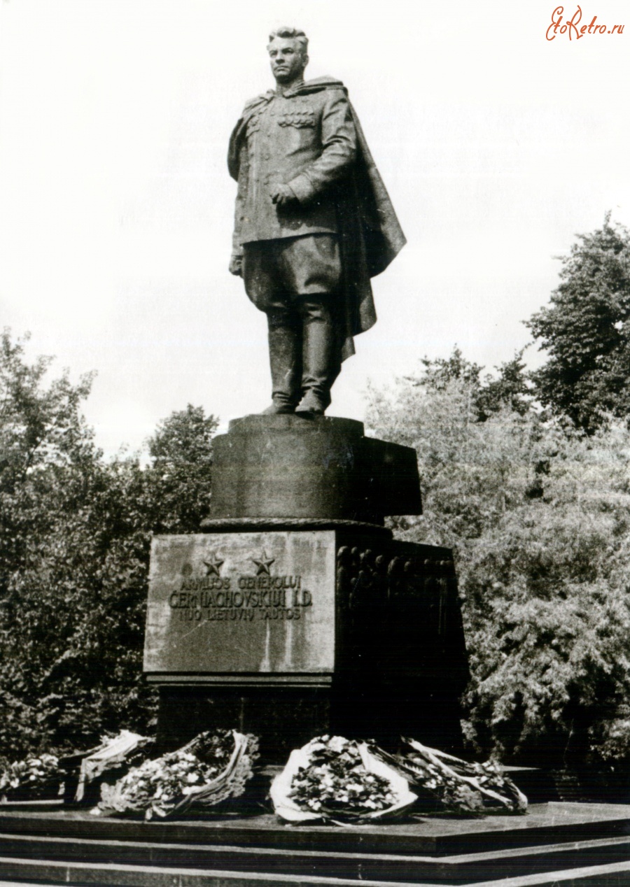 Вильнюс - Памятник Генералу Армии Черняховскому в Вильнюсе