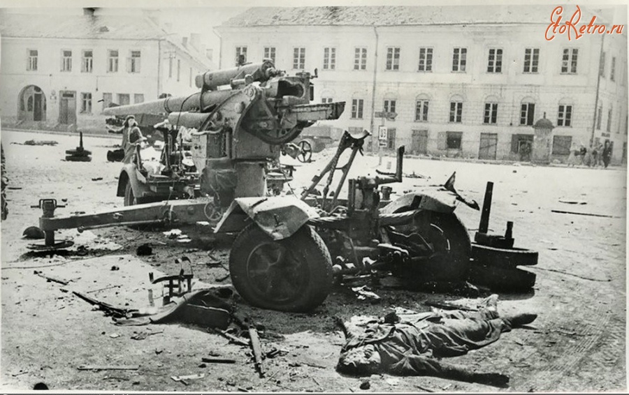 Вильнюс - Разбитое немецкое орудие Flak 88 на улице освобожденного Вильнюса