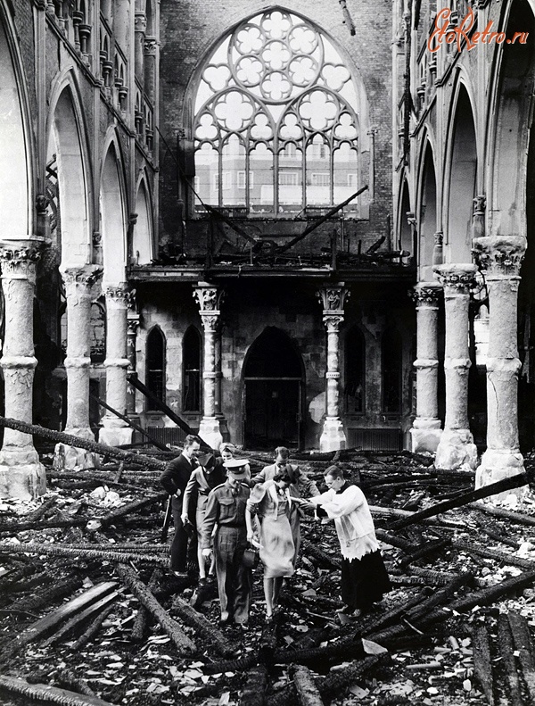Великобритания - Свадьба в разбомбленной лондонской церкви