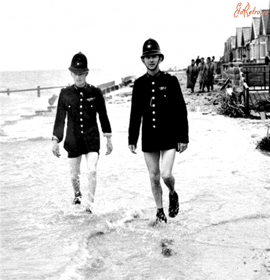 Великобритания - Британские полицейские обеспечивают правопорядок на пляже