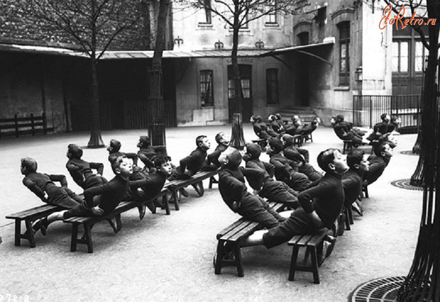 Англия - Занятия физическими упражнениями в школьном дворе, 1900 год. Англия