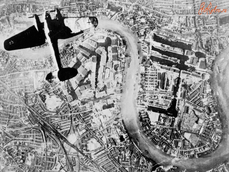 Лондон - Heinkel He 111 bomber over the Surrey docks and Wapping in the East End of London