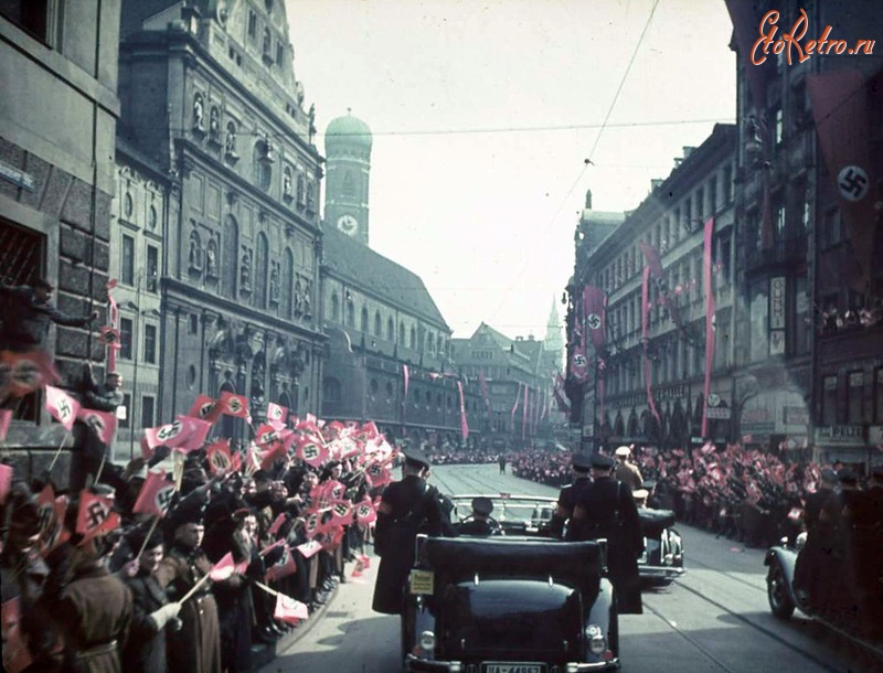 Мюнхен - Март 1939 г. Гитлер совершает триумфальное турне по Мюнхену после возвращения из аннексированного Мемеля (Клайпеды)