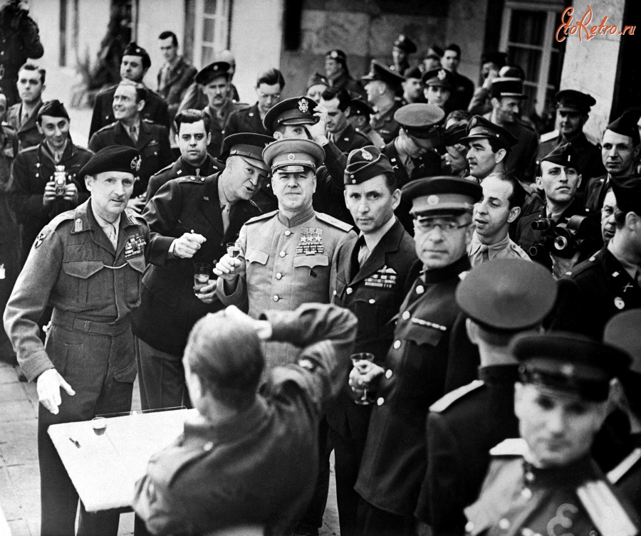 Франкфурт-на-Майне - Маршал Жуков награждает фельдмаршала Бернарда Монтгомери орденом «Победы».