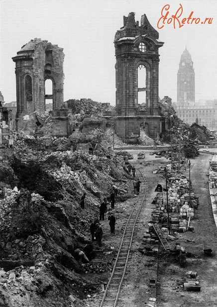 Дрезден - Разбор завалов в районе руин Фрауэнкирхе в Дрездене