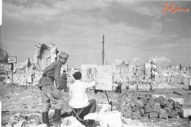 Дрезден - Советский солдат наблюдает за работой уличного художника в Дрездене