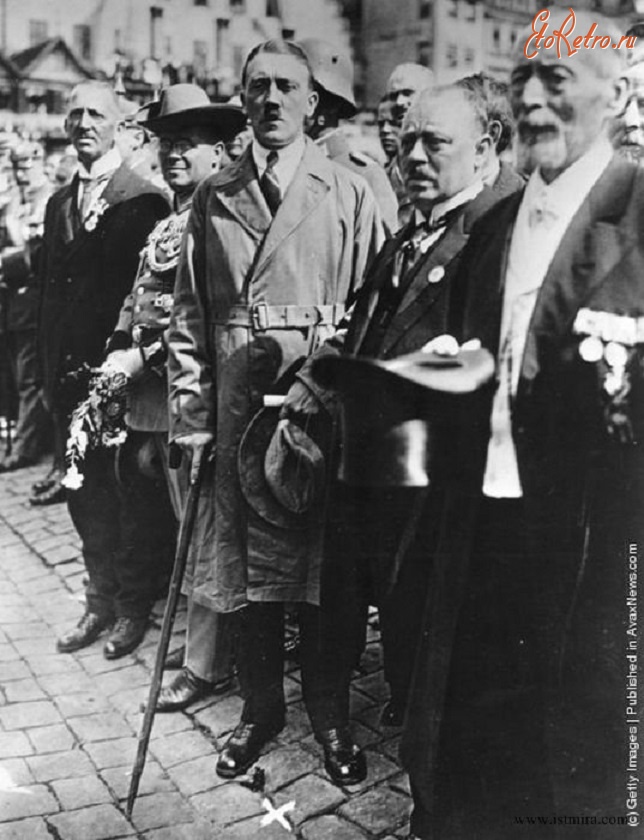 Нюрнберг - Адольф Гитлер с баварскими нацистами в Нюрнберге. 2 сентября 1928 года