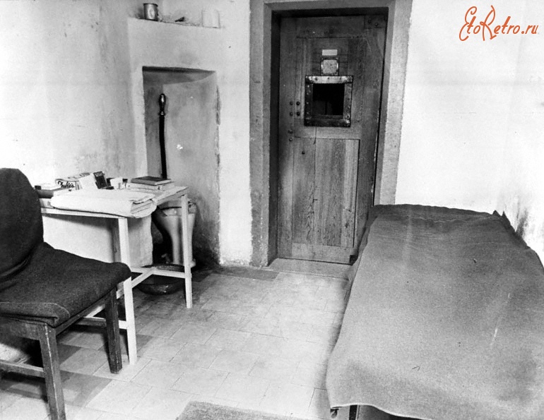 Нюрнберг - Внутренний вид одиночной камеры, где содержались главные немецкие военные преступники