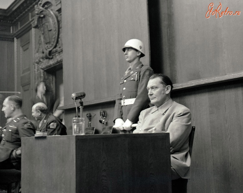 Нюрнберг - Подсудимый Г.Геринг отвечает на вопросы обвинителя Р.Джексона во время Нюрнбергского процесса