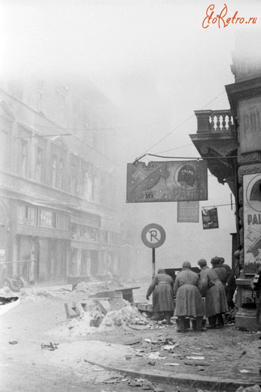 Будапешт - Советские бойцы ведут бой на одной из улиц Будапешта