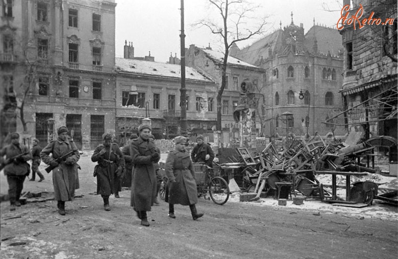 Будапешт - Советские бойцы проходят по одному из кварталов Будапешта, освобожденного от гитлеровцев