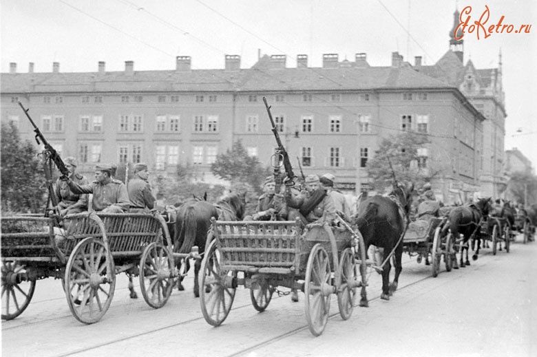 Сегед - Подразделения советских войск на одной из улиц освобожденного города Сегед