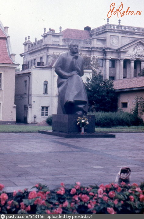 Каунас - Памятник Майронису