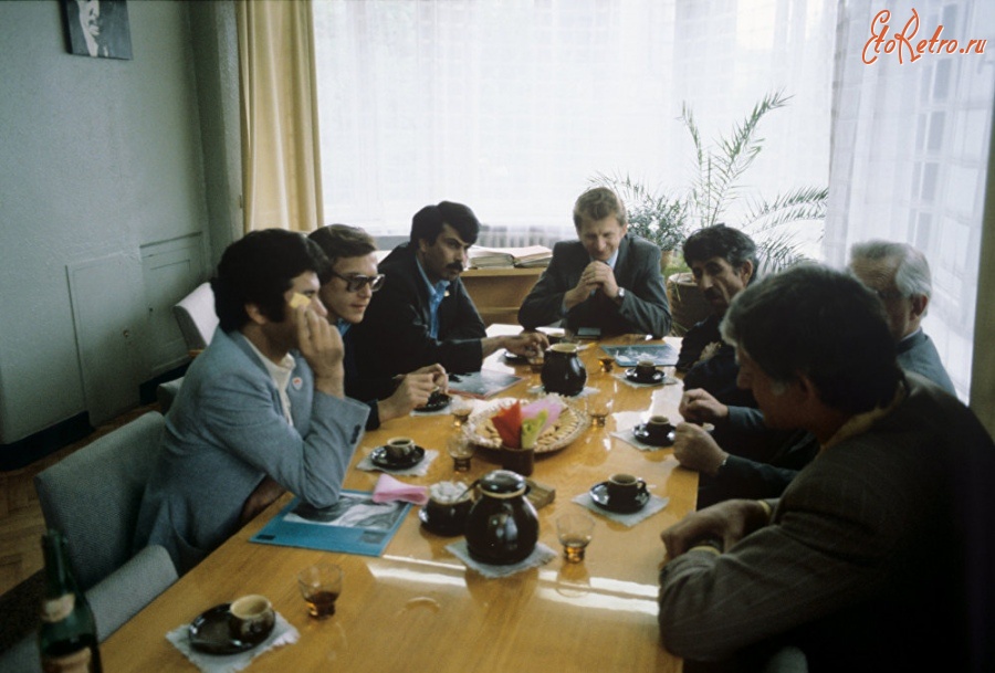 Каунас - Афганский писатель Разек Руйин (слева) беседует с сотрудниками редакции литературного журнала 
