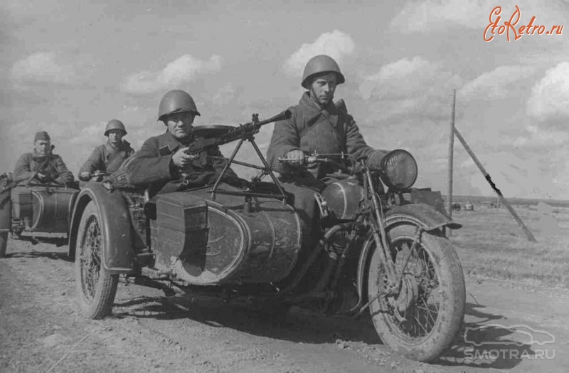 Солдаты и офицеры Советской армии - Советские мотоциклисты на марше