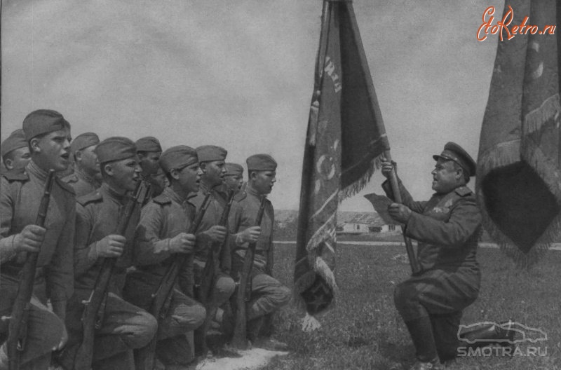 Солдаты и офицеры Советской армии - Советские бойцы приносят клятву перед знаменем части.