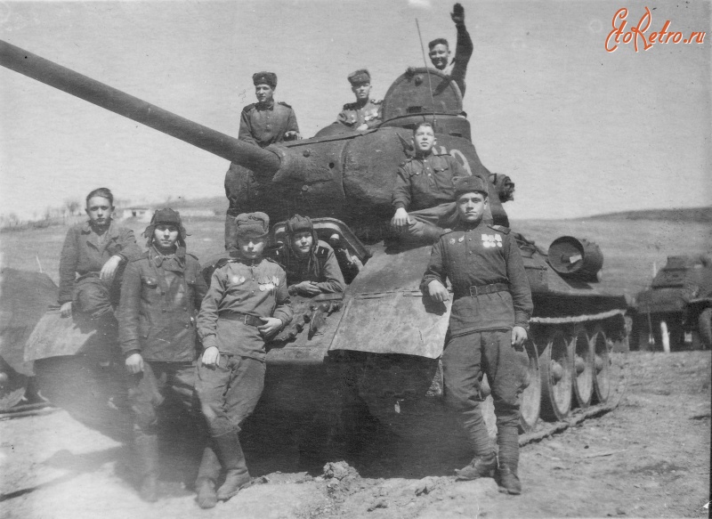 Солдаты и офицеры Советской армии - Советские танкисты и танк Т-34-85