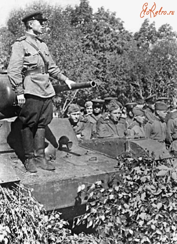 Солдаты и офицеры Советской армии - Митинг в одной из частей, укомплектованных танками Т-26, перед началом войны с Японией. Август 1945 года
