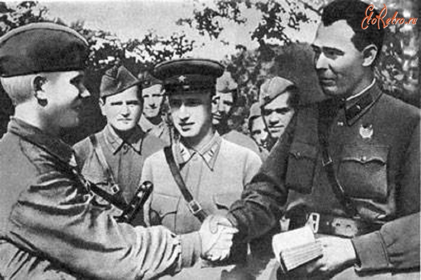 Солдаты и офицеры Советской армии - Бригадный комиссар Брежнев (крайний справа) в 1942 году, вручает партбилет.