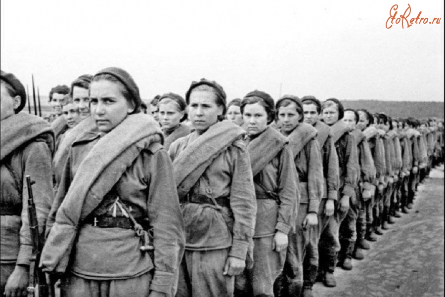 Солдаты и офицеры Советской армии - Девушки-снайперы на марше. 1944 г.