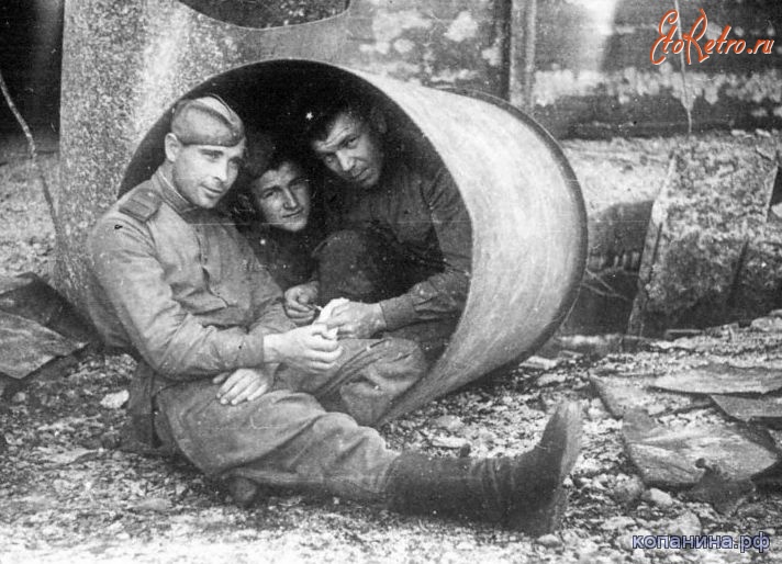 Солдаты и офицеры Советской армии - Советские солдаты в гильзе немецкого орудия 