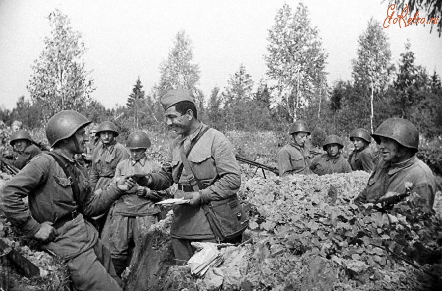Солдаты и офицеры Советской армии - На передовую пришёл почтальон