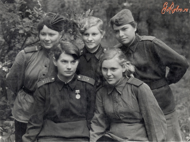Солдаты и офицеры Советской армии - Девушки-военнослужащие  487-го истребительного авиаполка.