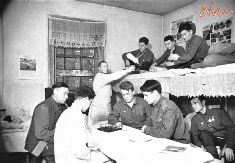 Солдаты и офицеры Советской армии - Выздоравливающие офицеры эвакоприемника за игрой в шахматы в офицерской палате