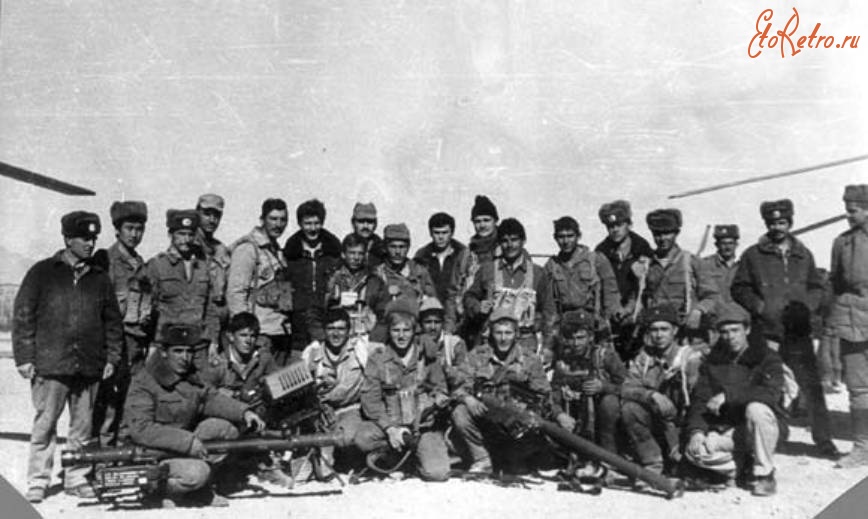 Солдаты и офицеры Советской армии - Группа советского спецназа с первыми захваченными  