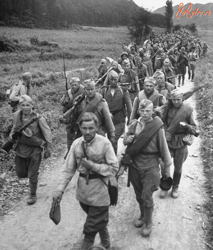 Солдаты и офицеры Советской армии - Советские солдаты на марше в Корее