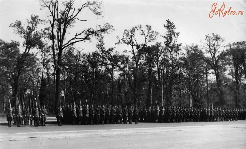 Солдаты и офицеры Советской армии - Парад Победы союзных войск 7 сентября 1945 года.